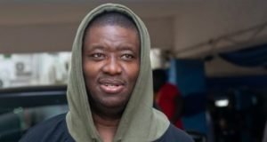 Leke Adeboye Gifts Corn Seller Money After Watching Her Pray Over Her Charcoal Pot Leke Adeboye gifts a road side corn seller money after watching her display a very uncommon faith.