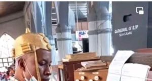 Yoruba King Leads “Hallelujah” Chorus & Plays Organ For Church Choir Yoruba King Leads Hallelujah Chorus & Plays Organ For Church Choir, Oba Oyewole Oyediran