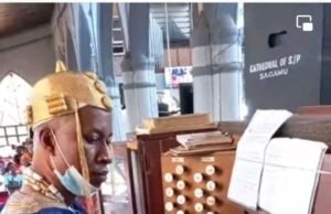 Yoruba King Leads “Hallelujah” Chorus & Plays Organ For Church Choir Yoruba King Leads Hallelujah Chorus & Plays Organ For Church Choir, Oba Oyewole Oyediran