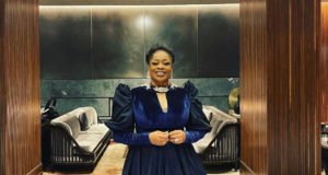 Sinach Presents “Song Of The Year” Plaque At GMA Dove Awards 2021 Gospel Veteran Sinach Presents "Song Of The Year" Plaque At Dove Awards 2021