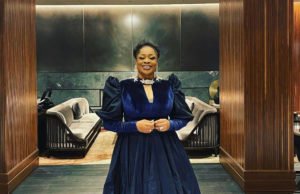Sinach Presents “Song Of The Year” Plaque At GMA Dove Awards 2021 Gospel Veteran Sinach Presents "Song Of The Year" Plaque At Dove Awards 2021