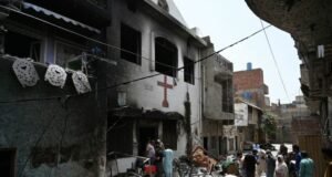 Armed Men Attack Christians & Burn Churches In Pakistan Over Alleged Blasphemy Mobs Attack Christians In Pakistan
