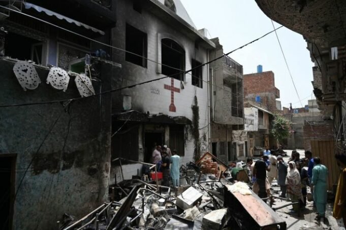 Armed Men Attack Christians & Burn Churches In Pakistan Over Alleged Blasphemy Mobs Attack Christians In Pakistan