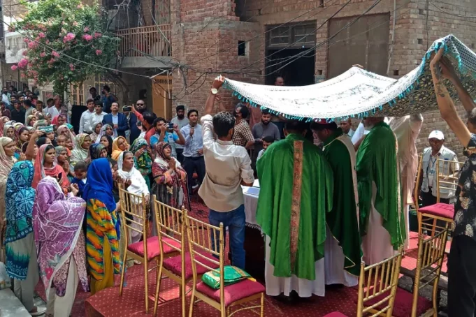 Pakistani Christians Hold Sunday Services In Churches Desecrated By Mob Pakistani Christians Sunday Services Hold Despite Mob Action