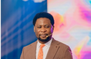 Apostle Femi Lazarus Surprises Lady With ₦2 Million At Crossover Service Femi Lazarus Gifts ₦2 Million