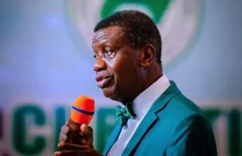 Lady Interrupts Pastor Enoch Adeboye At RCCG Convention, Demands Ordination Lady Demands Ordination