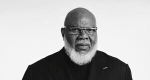 Prayer Begins As Bishop T.D. Jakes Suffers Health Incident During Live Sermon T.D Jakes Suffers Health Incident