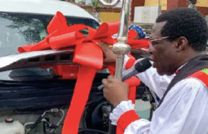 Olakunle Churchill Donates Missionary Bus To St. Stephen’s Anglican Cathedral Olakunle Churchill Donates Bus