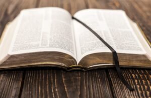 Man Distributes Bibles To Celebrate Christmas In Pakistan Man Distributes Bibles In Pakistan