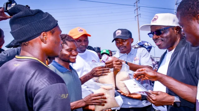 MFM Distributes Rice