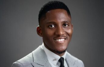 Pastor Paul Usikpo Uses Arsenal Vs. Everton On Church LED Screen To Deliver Message! Arsenal Vs. Everton On Church Screen